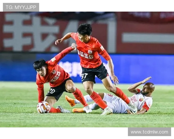 上海足球队实力引发热议球迷对球队表现的不同看法与争论