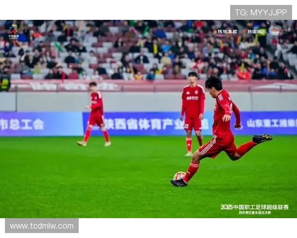 上海足球队荣登灵活性排行榜第三名展现卓越实力与潜力 上海足球队荣登灵活性排行榜第三名展现卓越实力与潜力