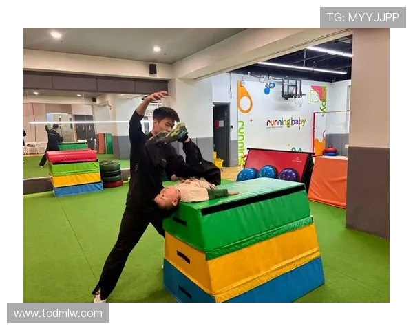 足球明星赛后享受冰水浴恢复体能展现运动员独特的训练与放松方式